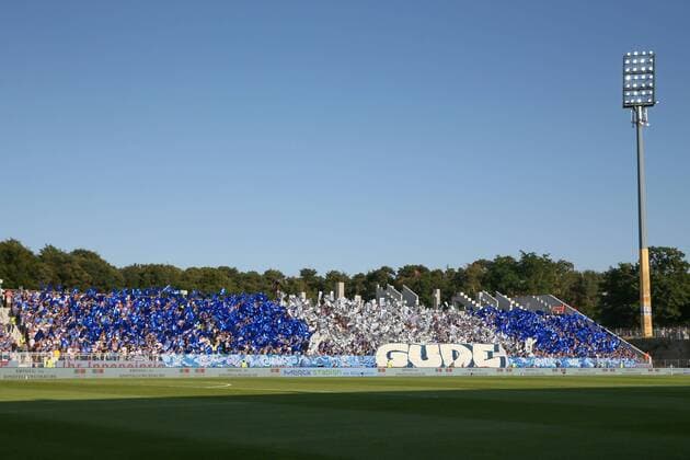Fußball, Stadiongeschichte SV Darmstadt 98 SV Darmstadt 98 - SG Dynamo Dresden, 2. FBL Voll besetzte neue Tribuene mit Choreografie der Fans. - Nach Vorgaben der DFL, Deutsche Fußball Liga, ist es untersagt, in dem Stadion und oder vom Spiel angefertigte Fotoaufnahmen in Form von Sequenzbildern und oder videoaehnlichen Fotostrecken zu verwerten bzw. verwerten zu lassen. DFL regulations prohibit any use of photographs as image sequences and or quasi-video -, Darmstadt Hessen Deutschland Merck-Stadion am Boellenfalltor