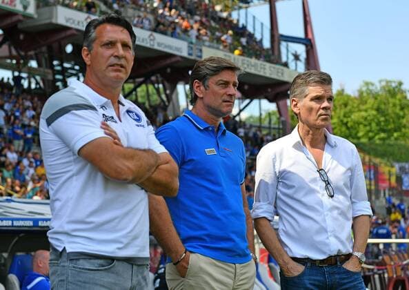 25.08.2019, xfux, Fussball 2. Bundesliga, Karlsruher SC - Hamburger SV, emspor, v.l. Trainer Alois Schwartz (Karlsruher SC KSC), Sportdirektor Oliver Kreuzer (Karlsruher SC KSC), Praesident Ingo Wellenreuther (Karlsruher SC KSC) (DFL DFB REGULATIONS PROHIBIT ANY USE OF PHOTOGRAPHS as IMAGE SEQUENCES and or QUASI-VIDEO) Karlsruhe *** 25 08 2019, xfux, Football 2 Bundesliga, Karlsruher SC Hamburger SV, emspor, v l Coach Alois Schwartz Karlsruher SC KSC , Sports Director Oliver Kreuzer Karlsruher SC KSC , President Ingo Wellenreuther Karlsruher SC KSC DFL DFB REGULATIONS PROHIBIT ANY USE OF PHOTOGRAPHS as IMAGE SEQUENCES and or QUASI VIDEO Karlsruhe