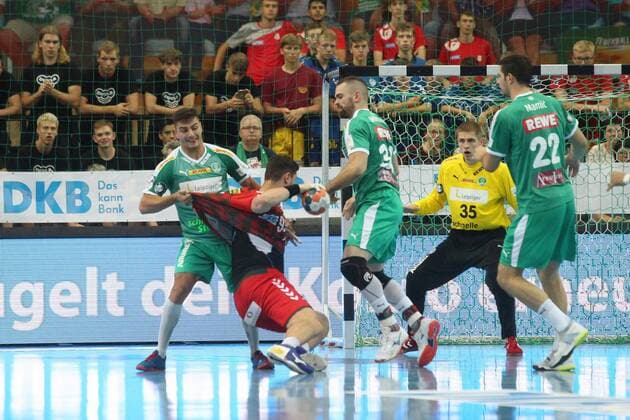 SC DHfK Leipzig vs. Fuechse Berlin, Liqui Moly HBL, 25.08.19 Handball, 1. Bundesliga, Saison 2019 2020, 1. Spieltag: SC DHfK Leipzig vs. Fuechse Berlin am 25.08.19 in der Arena Leipzig. Im Bild: Lucas KRZIKALLA ( 8, SC DHfK Leipzig) zieht an Mijajlo Marsenic ( 93, Fuechse Berlin), Alen MILOSEVIC ( 34, SC DHfK Leipzig) Copyright: xBEAUTIFULxSPORTS JanxKaeferx