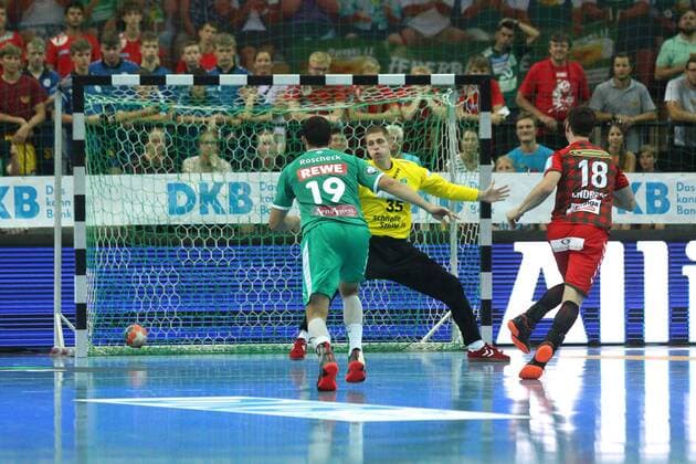 SC DHfK Leipzig vs. Fuechse Berlin, Liqui Moly HBL, 25.08.19 Handball, 1. Bundesliga, Saison 2019 2020, 1. Spieltag: SC DHfK Leipzig vs. Fuechse Berlin am 25.08.19 in der Arena Leipzig. Im Bild: Siebenmeter-Tor durch Hans Lindberg ( 18, Fuechse Berlin) gegen Torwart Joel BIRLEHM ( 35, SC DHfK Leipzig), Bastian ROSCHECK ( 19, SC DHfK Leipzig) Copyright: xBEAUTIFULxSPORTS JanxKaeferx