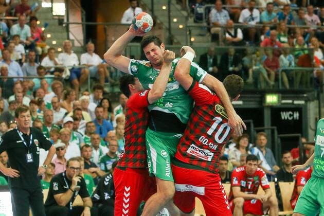 DHfK - Fuechse Berlin Handball Leipzig, 25.08.2019, Arena Leipzig, Handball, 1. Bundesliga, 1. Spieltag , SC DHfK - Füchse Berlin , Im Bild v.l.: Simon Ernst (2, Füchse Berlin), Marko Mamic (22, Leipzig) und Jakov Gojun (10, Füchse Berlin) ,