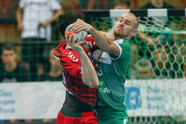 DHfK - Fuechse Berlin Handball Leipzig, 25.08.2019, Arena Leipzig, Handball, 1. Bundesliga, 1. Spieltag , SC DHfK - Füchse Berlin , Im Bild v.l.: Simon Ernst (2, Füchse Berlin) und Maximilian Janke (13, Leipzig) ,