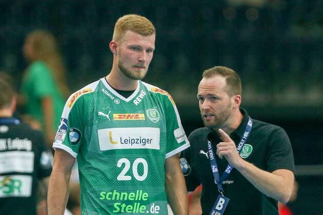 DHfK - Fuechse Berlin Handball Leipzig, 25.08.2019, Arena Leipzig, Handball, 1. Bundesliga, 1. Spieltag , SC DHfK - Füchse Berlin , Im Bild v.l.: Philipp Weber (20, Leipzig) und Trainer Andre Haber (Leipzig) ,