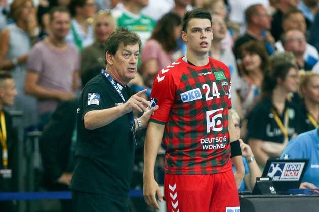 DHfK - Fuechse Berlin Handball Leipzig, 25.08.2019, Arena Leipzig, Handball, 1. Bundesliga, 1. Spieltag , SC DHfK - Füchse Berlin , Im Bild v.l.: Trainer Velimir Petkovic (Füchse Berlin) und Frederik Simak (24, Füchse Berlin) ,