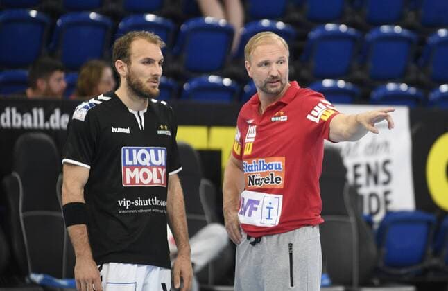 Frisch-Auf-Trainer Hartmut Mayerhoffer (rechts) mit Marcel Schiller (Frisch Auf), Liqui-Moly-Handball-Bundesliga, Männer, 1. Spieltag, THW Kiel vs FA Göppingen, 25.08.19 Kiel Sparkassen Arena Schleswig-Holstein Germany