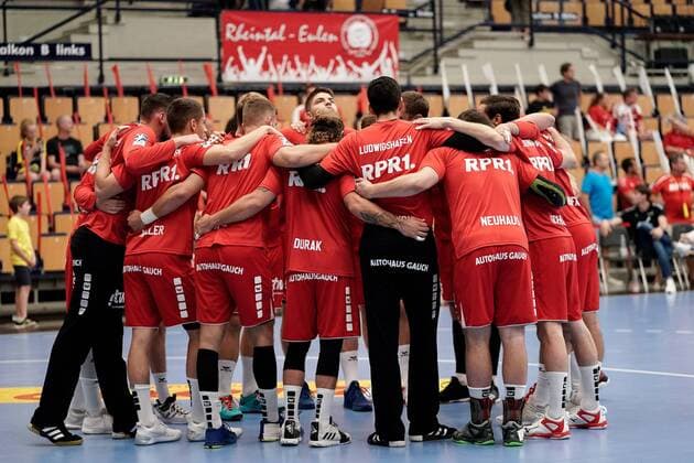 Spieler der TSG Ludwigshafen-Friesenheim (Die Eulen) schwören sich mit einem Mannschaftskreis vor dem Anpfiff ein, Kreis, Teamkreis, Konzentration, Kameradschaft, Ansprache, Motivation, 25.08.2019, Ludwigshafen am Rhein, Handball, Bundesliga, TSG Ludwigshafen-Friesenheim (Die Eulen) - Rhein-Neckar Löwen