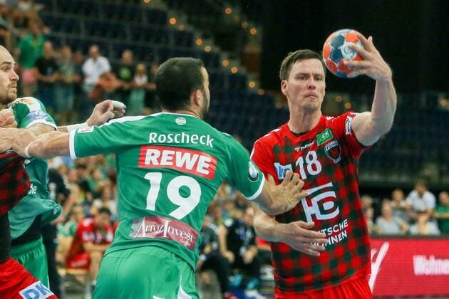 DHfK - Fuechse Berlin Handball Leipzig, 25.08.2019, Arena Leipzig, Handball, 1. Bundesliga, 1. Spieltag , SC DHfK - Füchse Berlin 24:23 (10:14) , Im Bild v.l.: Bastian Roscheck (19, Leipzig) und Hans Lindberg (18, Füchse Berlin) ,