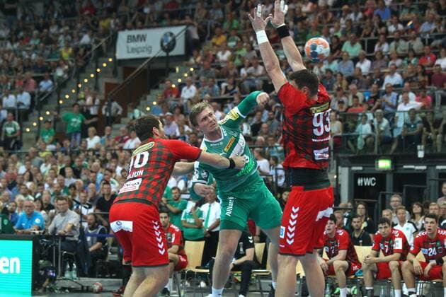 SC DHfK Leipzig vs. Fuechse Berlin, Liqui Moly HBL, 25.08.19 Handball, 1. Bundesliga, Saison 2019 2020, 1. Spieltag: SC DHfK Leipzig vs. Fuechse Berlin am 25.08.19 in der Arena Leipzig. Im Bild: Franz SEMPER ( 3, SC DHfK Leipzig) gegen Jakov Gojun ( 10, Fuechse Berlin) und Mijajlo Marsenic ( 93, Fuechse Berlin) Copyright: xBEAUTIFULxSPORTS JanxKaeferx