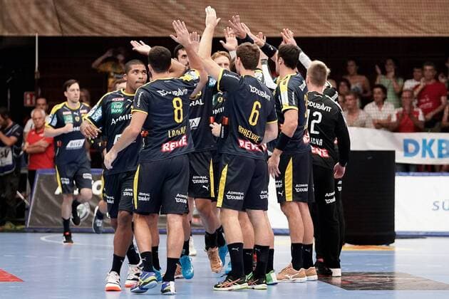 Spieler der Rhein-Neckar-Löwen klatschen sich vor dem Spiel ab, motivieren sich auf die Partie, Motivation, Vorfreude, Zuversicht, zuversichtlich, Aktion, Action, 25.08.2019, Ludwigshafen am Rhein (Deutschland), Handball, Bundesliga, TSG Ludwigshafen-Friesenheim (Die Eulen) - Rhein-Neckar Löwen, DFB DFL REGULATIONS PROHIBIT ANY USE OF PHOTOGRAPHS AS IMAGE SEQUENCES AND OR QUASI-VIDEO.