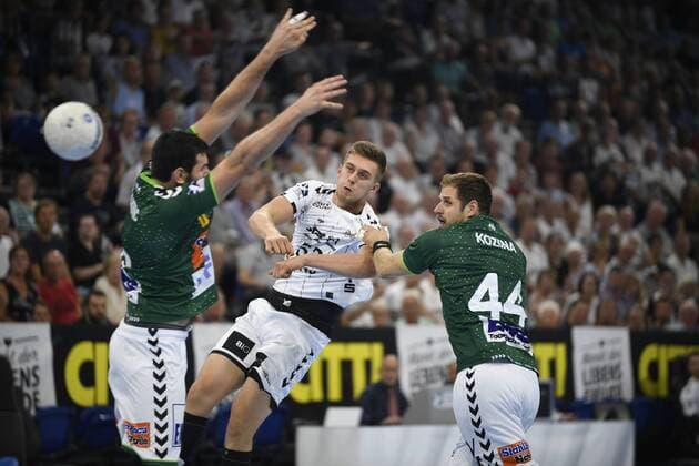 Nikola Bilyk (THW Kiel) Gege Nemanja Zelenovic (links) und Kresimir Kozina (Frisch Auf), Liqui-Moly-Handball-Bundesliga, Männer, 1. Spieltag, THW Kiel vs FA Göppingen, 25.08.19 Kiel Sparkassen Arena Schleswig-Holstein Germany
