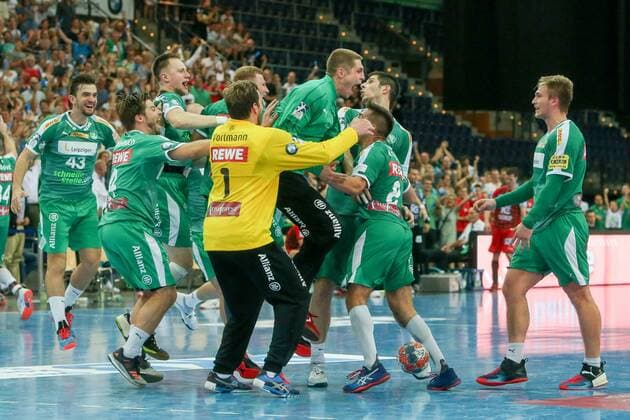 DHfK - Fuechse Berlin Handball Leipzig, 25.08.2019, Arena Leipzig, Handball, 1. Bundesliga, 1. Spieltag , SC DHfK - Füchse Berlin 24:23 (10:14) , Im Bild: Spieler des SC DHfK bejubeln den Sieg ,