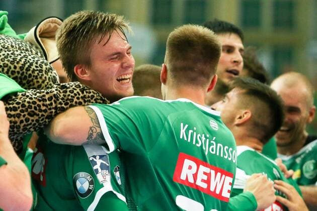 DHfK - Fuechse Berlin Handball Leipzig, 25.08.2019, Arena Leipzig, Handball, 1. Bundesliga, 1. Spieltag , SC DHfK - Füchse Berlin 24:23 (10:14) , Im Bild v.l.: Franz Semper (3, Leipzig) und Viggo Kristjansson Kristjansson (73, Leipzig) bejubeln den Sieg ,
