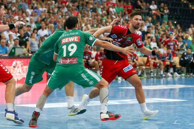 DHfK - Fuechse Berlin Handball Leipzig, 25.08.2019, Arena Leipzig, Handball, 1. Bundesliga, 1. Spieltag , SC DHfK - Füchse Berlin 24:23 (10:14) , Im Bild v.l.: Bastian Roscheck (19, Leipzig) und Fabian Wiede (3, Füchse Berlin) ,
