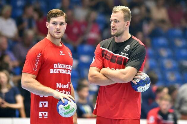 Johannes Golla (SG Flensburg-Handewitt) (L) und Julius Kuehn (MT Melsungen) (R) vor dem Spiel , GER, MT Melsungen - SG Flensburg-Handewitt, Handball, 1. Bundesliga Maenner, 25.08.2019, GER, MT Melsungen - SG Flensburg-Handewitt, Handball, 1. Liga Maenner, 25.08.2019 Kassel Copyright: xEIBNER RolandxSippelx EP_RSL