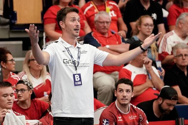 Benjamin Matschke (Ben Matschke, Trainer, Cheftrainer, Die Eulen), gibt Anweisungen, gestikuliert, mit den Armen gestikulieren, gives instructions, gesticulate, Einzelbild, Aktion, Action, 25.08.2019, Ludwigshafen am Rhein, Handball, Bundesliga, TSG Ludwigshafen-Friesenheim (Die Eulen) - Rhein-Neckar Löwen