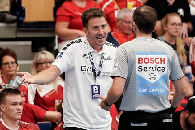 Benjamin Matschke (Ben Matschke, Trainer, Cheftrainer, Die Eulen), gibt Anweisungen, gestikuliert, mit den Armen gestikulieren, gives instructions, gesticulate, Einzelbild, Aktion, Action, 25.08.2019, Ludwigshafen am Rhein, Handball, Bundesliga, TSG Ludwigshafen-Friesenheim (Die Eulen) - Rhein-Neckar Löwen