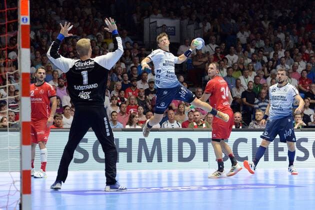 Lasse Svan (SG Flensburg-Handewitt) beim Wurf; Johan Sjoestrand (Torwart MT Melsungen) (L), Kai Haefner (MT Melsungen) (NR 34) , GER, MT Melsungen - SG Flensburg-Handewitt, Handball, 1. Bundesliga Maenner, 25.08.2019, GER, MT Melsungen - SG Flensburg-Handewitt, Handball, 1. Liga Maenner, 25.08.2019 Kassel Copyright: xEIBNER RolandxSippelx EP_RSL
