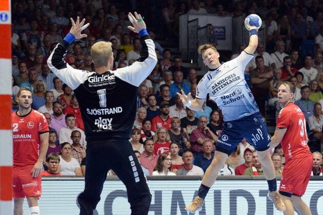 Lasse Svan (SG Flensburg-Handewitt) beim Wurf; Johan Sjoestrand (Torwart MT Melsungen) (L), Kai Haefner (MT Melsungen) (NR 34, R) , GER, MT Melsungen - SG Flensburg-Handewitt, Handball, 1. Bundesliga Maenner, 25.08.2019, GER, MT Melsungen - SG Flensburg-Handewitt, Handball, 1. Liga Maenner, 25.08.2019 Kassel Copyright: xEIBNER RolandxSippelx EP_RSL