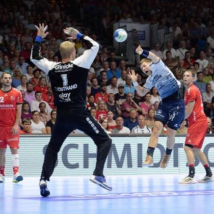Lasse Svan (SG Flensburg-Handewitt) beim Wurf; Johan Sjoestrand (Torwart MT Melsungen) (L), Kai Haefner (MT Melsungen) (NR 34, R) , GER, MT Melsungen - SG Flensburg-Handewitt, Handball, 1. Bundesliga Maenner, 25.08.2019, GER, MT Melsungen - SG Flensburg-Handewitt, Handball, 1. Liga Maenner, 25.08.2019 Kassel Copyright: xEIBNER RolandxSippelx EP_RSL