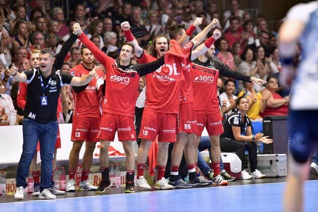 Jubel bei der MT: Timm Schneider (MT Melsungen) (M), Arjan Haenen (Co-Trainer MT Melsungen) (L) , GER, MT Melsungen - SG Flensburg-Handewitt, Handball, 1. Bundesliga Maenner, 25.08.2019, GER, MT Melsungen - SG Flensburg-Handewitt, Handball, 1. Liga Maenner, 25.08.2019 Kassel Copyright: xEIBNER RolandxSippelx EP_RSL