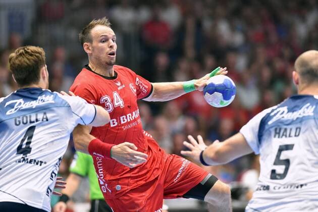Kai Haefner (MT Melsungen) (am Ball), Johannes Golla (SG Flensburg-Handewitt) (L), Simon Hald Jensen (SG Flensburg-Handewitt) (NR 5) , GER, MT Melsungen - SG Flensburg-Handewitt, Handball, 1. Bundesliga Maenner, 25.08.2019, GER, MT Melsungen - SG Flensburg-Handewitt, Handball, 1. Liga Maenner, 25.08.2019 Kassel Copyright: xEIBNER RolandxSippelx EP_RSL
