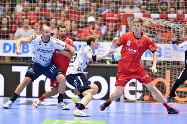 Goran Sogard Johannessen (SG Flensburg-Handewitt) (am Ball), Finn Lemke (MT Melsungen) (R), Simon Hald Jensen (SG Flensburg-Handewitt) (L, hinten) , GER, MT Melsungen - SG Flensburg-Handewitt, Handball, 1. Bundesliga Maenner, 25.08.2019, GER, MT Melsungen - SG Flensburg-Handewitt, Handball, 1. Liga Maenner, 25.08.2019 Kassel Copyright: xEIBNER RolandxSippelx EP_RSL