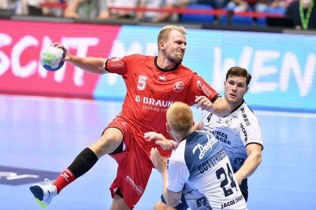 Julius Kuehn (MT Melsungen) beim Wurf; Johannes Golla (SG Flensburg-Handewitt) (R, hinten), Jim Gottfridsson (SG Flensburg-Handewitt) (vorne, R) , GER, MT Melsungen - SG Flensburg-Handewitt, Handball, 1. Bundesliga Maenner, 25.08.2019, GER, MT Melsungen - SG Flensburg-Handewitt, Handball, 1. Liga Maenner, 25.08.2019 Kassel Copyright: xEIBNER RolandxSippelx EP_RSL