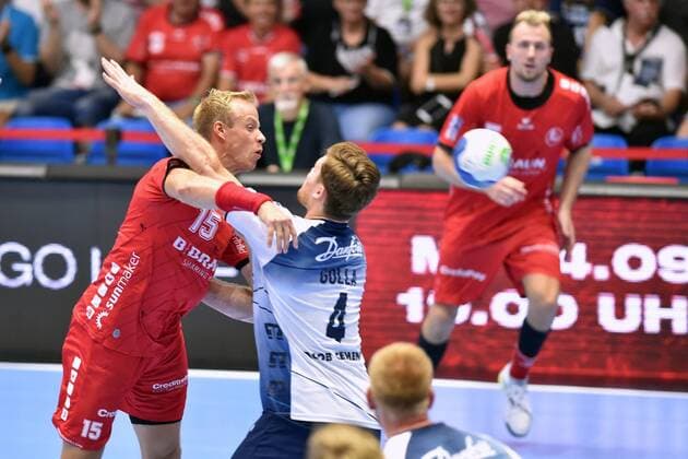 Lasse Mikkelsen (MT Melsungen) beim Wurf; Johannes Golla (SG Flensburg-Handewitt) (im Block), Julius Kuehn (MT Melsungen) (hinten) , GER, MT Melsungen - SG Flensburg-Handewitt, Handball, 1. Bundesliga Maenner, 25.08.2019, GER, MT Melsungen - SG Flensburg-Handewitt, Handball, 1. Liga Maenner, 25.08.2019 Kassel Copyright: xEIBNER RolandxSippelx EP_RSL