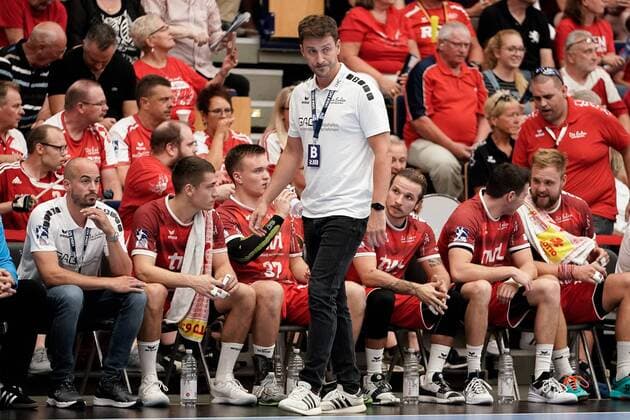 Benjamin Matschke (Ben Matschke, Trainer, Cheftrainer, Die Eulen), Freisteller, Ganzkörper, Einzelbild, Aktion, Action, enttäuscht schauend, Enttäuschung, Frustration, disappointed, pessimistisch, 25.08.2019, Ludwigshafen am Rhein, Handball, Bundesliga, TSG Ludwigshafen-Friesenheim (Die Eulen) - Rhein-Neckar Löwen