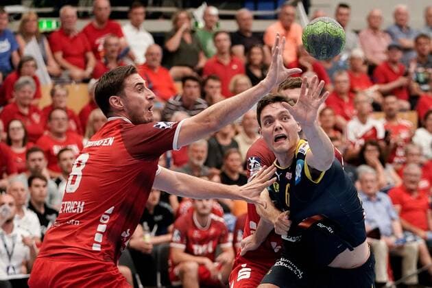 v.li.: Gunnar Dietrich (Die Eulen, 8), Niclas Kirkelokke (Kirkelökke, RNL, 6), Zweikampf, Spielszene, Duell, duel, tackle, tackling, Dynamik, Action, Aktion, 25.08.2019, Ludwigshafen am Rhein, Handball, Bundesliga, TSG Ludwigshafen-Friesenheim (Die Eulen) - Rhein-Neckar Löwen
