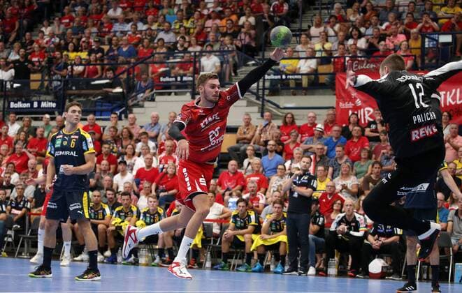 Handball, 1. Bundesliga: Die Eulen Ludwigshafen - Rhein-Neckar-Löwen, 1. Spieltag am 25.08.2019, Saison 2019 20, ZmdZ, Alexander Falk (20, Eulen Ludwigshafen) erzitl einen treffer gegen Andreas Palicka (12, Torwart, Rhein Neckar Löwen), torjubel, Die Eulen Ludwigshafen - Rhein-Neckar-Löwen