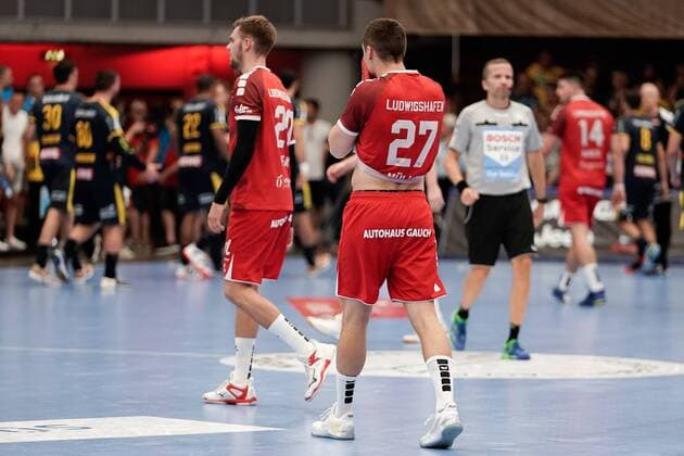 v.li.: Alexander Falk (Die Eulen, 20), Jerome Müller (Die Eulen, 27), enttäuscht schauend, Enttäuschung, Frustration, disappointed, pessimistisch, Aktion, Action, Spielszene, 25.08.2019, Ludwigshafen am Rhein, Handball, Bundesliga, TSG Ludwigshafen-Friesenheim (Die Eulen) - Rhein-Neckar Löwen