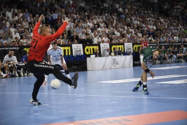 Dario Quenstedt (THW Kiel) pariert gegen Marcel Schiller (Frisch Auf), Liqui-Moly-Handball-Bundesliga, Männer, 1. Spieltag, THW Kiel vs FA Göppingen, 25.08.19 Kiel Sparkassen Arena Schleswig-Holstein Germany