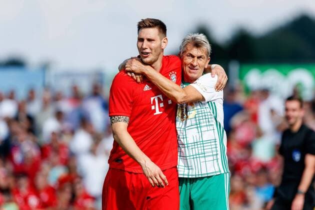 Vilshofen, Deutschland, 25.08.2019, Freundschaftsspiel, Testspiel, FC Bayern Muenchen - FC Vilshofen, Niklas Suele (FCB), Klaus Augenthaler schauen ( Vilshofen KlausAugenthaler-Stadion Bavaria Germany eu-images-01048-193592 *** Vilshofen, Germany, 25 08 2019, friendly match, test match, FC Bayern Muenchen FC Vilshofen, Niklas Suele FCB , Klaus Augenthaler watch Vilshofen KlausAugenthaler Stadium Bavaria Germany eu images 01048 193592 eu-images-048