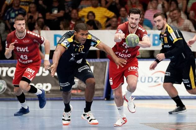 v.li.: Mads Mensah Larsen (RNL, 22), Jonathan Scholz (Die Eulen, 11), Zweikampf, Spielszene, Duell, duel, tackle, tackling, Dynamik, Action, Aktion, 25.08.2019, Ludwigshafen am Rhein, Handball, Bundesliga, TSG Ludwigshafen-Friesenheim (Die Eulen) - Rhein-Neckar Löwen