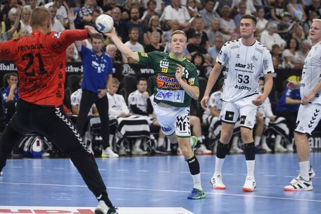 Till Hermann (Frisch Auf) gegen Dario Quenstedt (THW Kiel), Liqui-Moly-Handball-Bundesliga, Männer, 1. Spieltag, THW Kiel vs FA Göppingen, 25.08.19 Kiel Sparkassen Arena Schleswig-Holstein Germany