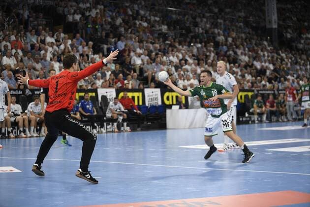 Josip Peric (Frisch Auf) gegen Niklas Landin Jacobsen (THW Kiel), Liqui-Moly-Handball-Bundesliga, Männer, 1. Spieltag, THW Kiel vs FA Göppingen, 25.08.19 Kiel Sparkassen Arena Schleswig-Holstein Germany