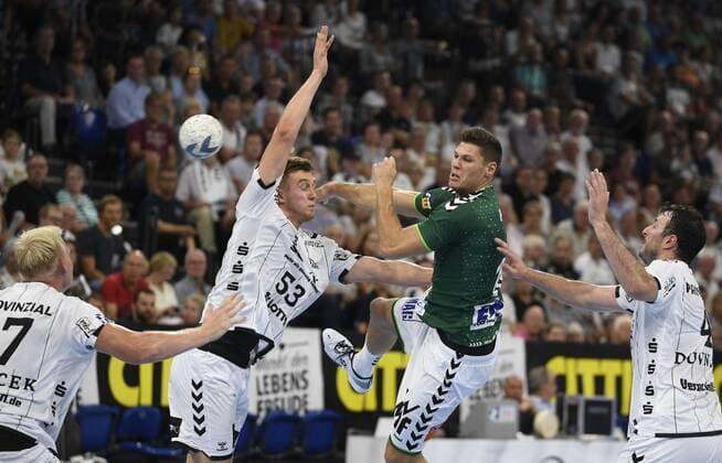 Sebastian Heymann (Frisch Auf) gegen Nikola Bilyk (THW Kiel), Liqui-Moly-Handball-Bundesliga, Männer, 1. Spieltag, THW Kiel vs FA Göppingen, 25.08.19 Kiel Sparkassen Arena Schleswig-Holstein Germany