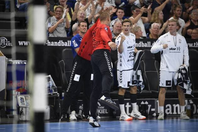 Dario Quenstedt (THW Kiel) im Kreise seiner Mitspieler, die alle jubeln, Liqui-Moly-Handball-Bundesliga, Männer, 1. Spieltag, THW Kiel vs FA Göppingen, 25.08.19 Kiel Sparkassen Arena Schleswig-Holstein Germany