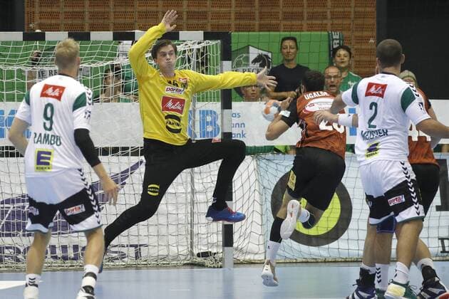 25.08.2019, Swiss Life Hall, Hannover, Ligaspiel, 1. Liga, TSV Hannover-Burgdorf vs GWD Minden, im Bild Malte Semisch (16, Minden) kann den Ball von Christian Ugalde Garcia (23, Han.-Burgdorf) nicht abwehren TSV Hannover-Burgdorf vs GWD Minden