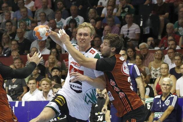 25.08.2019, Swiss Life Hall, Hannover, Ligaspiel, 1. Liga, TSV Hannover-Burgdorf vs GWD Minden, im Bild Marian Michalczik (22, Minden) im Zweikampf mit Malte Donker (39, Han.-Burgdorf) TSV Hannover-Burgdorf vs GWD Minden