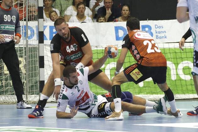 25.08.2019, Swiss Life Hall, Hannover, Ligaspiel, 1. Liga, TSV Hannover-Burgdorf vs GWD Minden, im Bild Ilija Brozovic (44, Han.-Burgdorf) und Christian Ugalde Garcia (23, Han.-Burgdorf) im Zweikampf mit Lucas Meister (2, Minden) TSV Hannover-Burgdorf vs GWD Minden