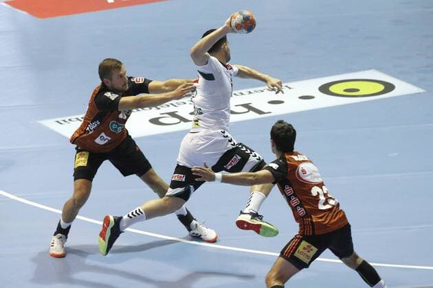 25.08.2019, Swiss Life Hall, Hannover, Ligaspiel, 1. Liga, TSV Hannover-Burgdorf vs GWD Minden, im Bild Fabian Boehm (20, Han.-Burgdorf) und Christian Ugalde Garcia (23, Han.-Burgdorf) im Zweikampf mit Savas Savvas (7, Minden) TSV Hannover-Burgdorf vs GWD Minden