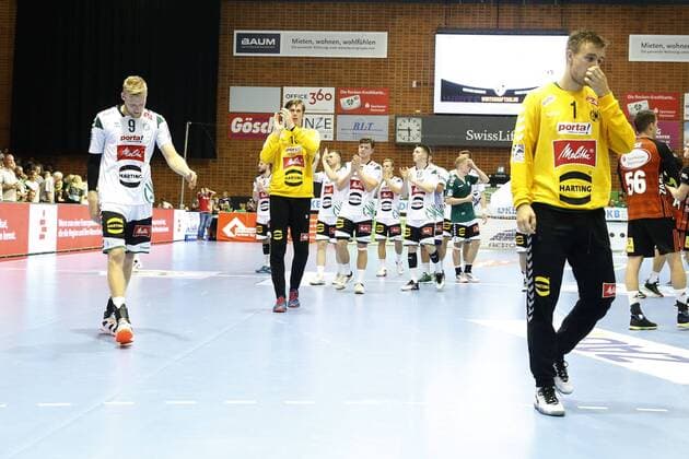 25.08.2019, Swiss Life Hall, Hannover, Ligaspiel, 1. Liga, TSV Hannover-Burgdorf vs GWD Minden, im Bild Die Mannschaft von GWD Minden verlaesst nach der Niederlage enttaeuscht das Spielfeld TSV Hannover-Burgdorf vs GWD Minden
