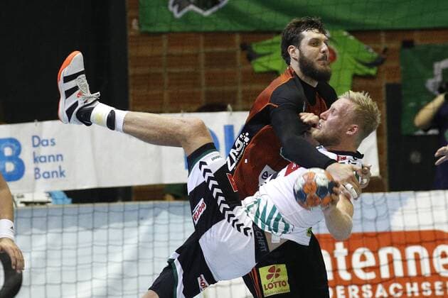 25.08.2019, Swiss Life Hall, Hannover, Ligaspiel, 1. Liga, TSV Hannover-Burgdorf vs GWD Minden, im Bild Mait Patrail (9, Han.-Burgdorf) reisst im Zweikampf Christoffer Rambo (9, Minden) um TSV Hannover-Burgdorf vs GWD Minden