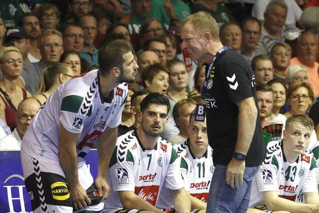 25.08.2019, Swiss Life Hall, Hannover, Ligaspiel, 1. Liga, TSV Hannover-Burgdorf vs GWD Minden, im Bild Lucas Meister (2, Minden) hat mit Frank Carstens (Trainer, Minden) Aerger TSV Hannover-Burgdorf vs GWD Minden