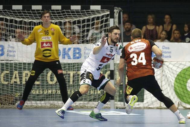 25.08.2019, Swiss Life Hall, Hannover, Ligaspiel, 1. Liga, TSV Hannover-Burgdorf vs GWD Minden, im Bild Joscha Rotterbach (5, Minden) im Zweikampf mit Morten Olsen (34, Han.-Burgdorf) vor dem Tor von Malte Semisch (16, Minden) TSV Hannover-Burgdorf vs GWD Minden