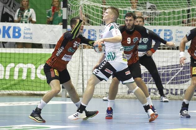 25.08.2019, Swiss Life Hall, Hannover, Ligaspiel, 1. Liga, TSV Hannover-Burgdorf vs GWD Minden, im Bild Hannes Feise (56, Han.-Burgdorf) und Mait Patrail (9, Han.-Burgdorf) im Zweikampf mit Christoph Reissky (43, Minden) TSV Hannover-Burgdorf vs GWD Minden