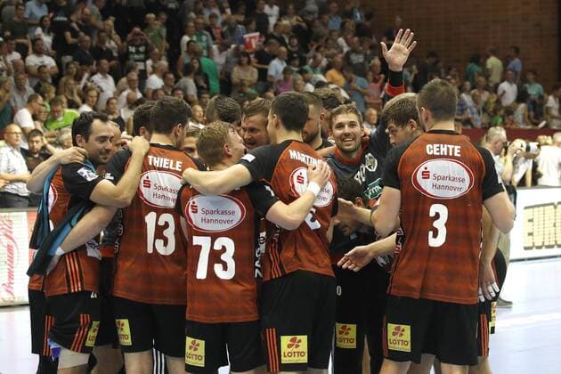 25.08.2019, Swiss Life Hall, Hannover, Ligaspiel, 1. Liga, TSV Hannover-Burgdorf vs GWD Minden, im Bild Die Mannschaft vom TSV Hannover-Burgdorf feiert den Sieg gegen Minden, Urban Lesjak (90, Han.-Burgdorf) winkt froehlich TSV Hannover-Burgdorf vs GWD Minden