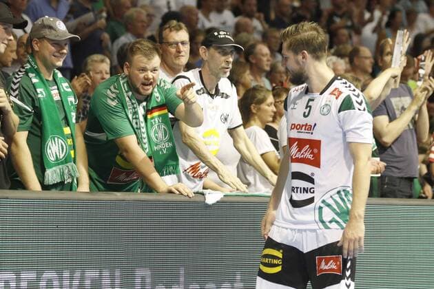 25.08.2019, Swiss Life Hall, Hannover, Ligaspiel, 1. Liga, TSV Hannover-Burgdorf vs GWD Minden, im Bild Die Fans von GWD Minden mit Joscha Rotterbach (5, Minden) TSV Hannover-Burgdorf vs GWD Minden